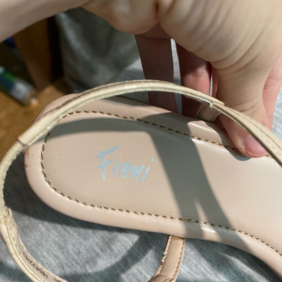 Fioni Sandals. Size 6 - Picture 3 of 6